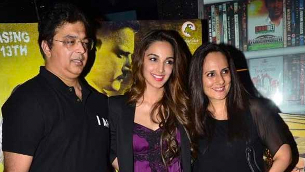 তাঁর বাবা জগদীপ আডবাণী ব্যবসায়ী এবং মা জেনেভিয়েভ পেশায় শিক্ষিকা। কিয়ারার দাদু লখনউয়ের জাভেরি পরিবারের সদস্য। দিদিমা ইউরোপীয় বংশোদ্ভূত। ফলে আশৈশব মিশ্র সংস্কৃতির অংশ কিয়ারা।