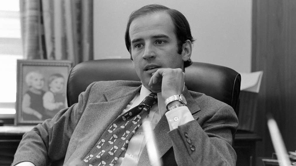 বাইডেনের প্রাথমিক পড়াশোনা ক্লেমন্টের আর্চমেয়ার অ্যাকাডেমিতে। পড়াশোনায় বিশেষ আগ্রহ না থাকলেও ফুটবল এবং বেসবলে ছিলেন চৌখস। বিশ্ববিদ্যালয়েও ফুটবল খেলা চালিয়ে গিয়েছিলেন। ডেলাওয়্যার বিশ্ববিদ্যালয় থেকে তিনি ১৯৬৫ সালে স্নাতক হন। বিষয় ছিল ইতিহাস, রাষ্ট্রবিজ্ঞান এবং ইংরেজি। তবে স্কুলের পরে বিশ্ববিদ্যালয়েও তাঁর রেজাল্ট ছিল পিছনের সারিতেই।