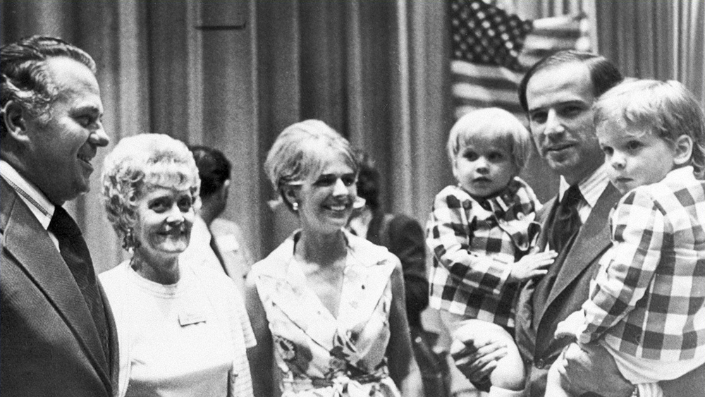 তবে প্রথম বার সেনেটর হিসাবে তাঁকে শপথ নিতে হয়েছিল শোকবিধ্বস্ত অবস্থায়। পথদুর্ঘটনায় আহত হয়ে হাসপাতালে চিকিৎসাধীন ছিল তাঁর দুই শিশুপুত্র বো এবং রবার্ট। দুই ছেলেকে ফিরে পেলেও বাইডেন হারিয়েছিলেন তাঁর প্রথম স্ত্রী নেইলিয়া এবং শিশুকন্যা নাওমিকে।