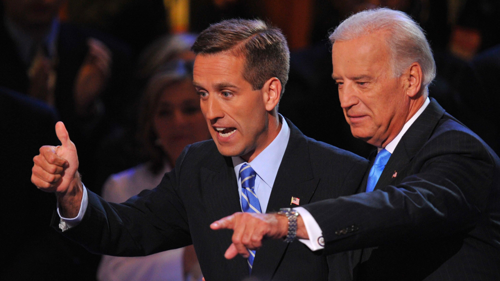 বাইডেনের বড় ছেলে বো বাইডেনও রাজনীতিতে পা রেখেছিলেন। পাশাপাশি তিনি ছিলেন সেনা আধিকারিকও। ২০১৫ সালে মাত্র ৪৬ বছর বয়সে ব্রেন ক্যানসারে আক্রান্ত হয়ে মৃত্যু হয় তাঁর। ছোট ছেলে রবার্ট হান্টার বাইডেন নামী আইনজীবী এবং বিনিয়োগ উপদেষ্টা।