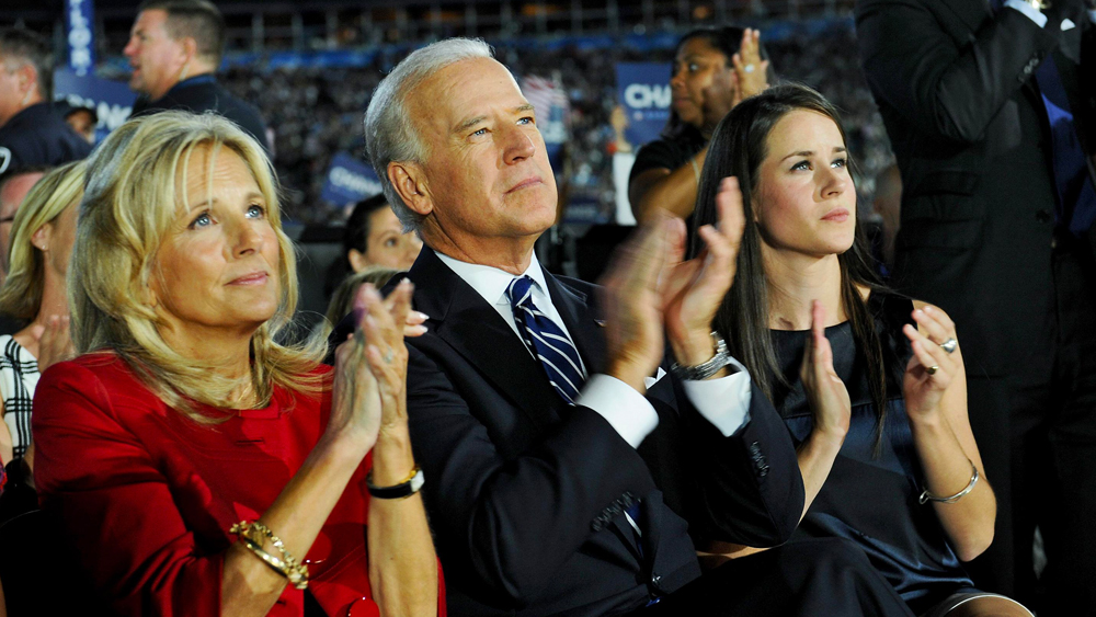 জিল ছিলেন বাইডেনের ভাইয়ের কলেজের সহপাঠী। ভাইয়ের মাধ্যমেই জিলের সঙ্গে বাইডেনের আলাপ। আলাপের ২ বছর পরে ১৯৭৭ সালে দু’জনে বিয়ে করেন। তাঁদের একমাত্র মেয়ে অ্যাশলে ব্লেজার এক জন সমাজকর্মী।