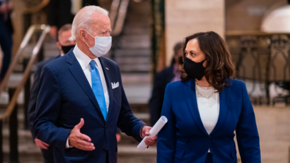 চিনের প্রতি জো বাইডেনের পক্ষপাতিত্ব নিয়ে একাধিক বার মুখ খুলেছেন ট্রাম্প। সরাসরিই বলেন, আগামী নির্বাচনে কোনও ডেমোক্র্যাট আমেরিকার প্রেসিডেন্ট হলে গোটা দেশটাই চিনের দখলে চলে যাবে। একই সঙ্গে ডেমোক্র্যাট ভাইস প্রেসিডেন্ট পদপ্রার্থী কমলা হ্যারিসকেও তীব্র আক্রমণ করেন আমেরিকার বর্তমান প্রেসিডেন্ট।