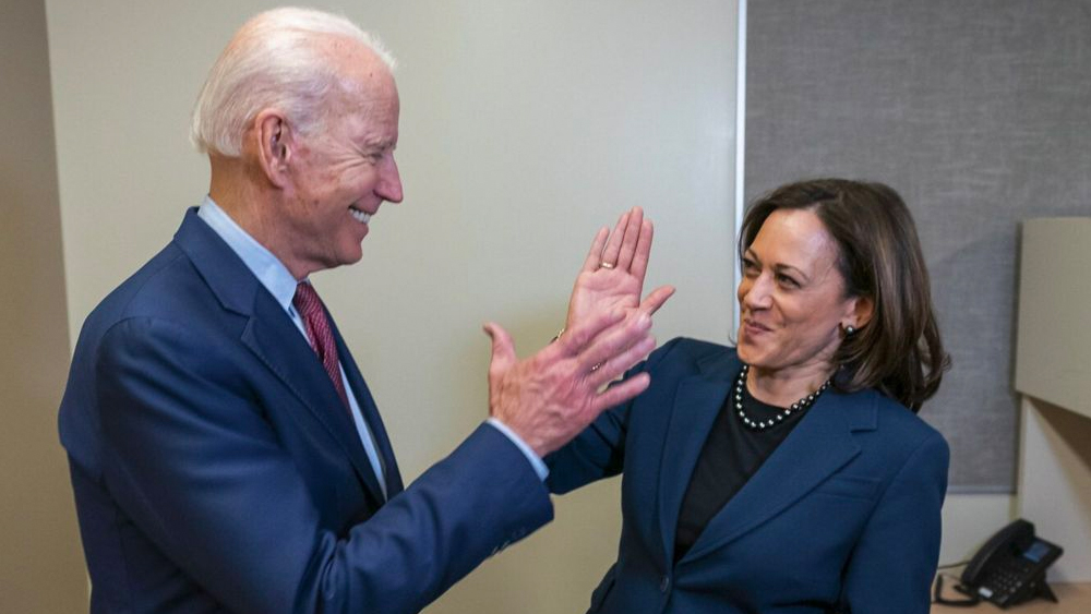 কিন্তু নির্বাচনের আগে সেই কমলাকেই তাঁর সঙ্গী হিসেবে মনোনীত করে সকলকে চমকে দেন বাইডেন। মনে করা হচ্ছে, বর্ণবৈষম্য নিয়ে উত্তপ্ত আমেরিকায় নির্বাচনের আগে ‘লেডি ওবামা’ কমলাকে বেছে নিয়ে অ-শ্বেতাঙ্গ ভোটব্যাঙ্ক নিশ্চিত করার পথ মসৃণ করেছেন তিনি।