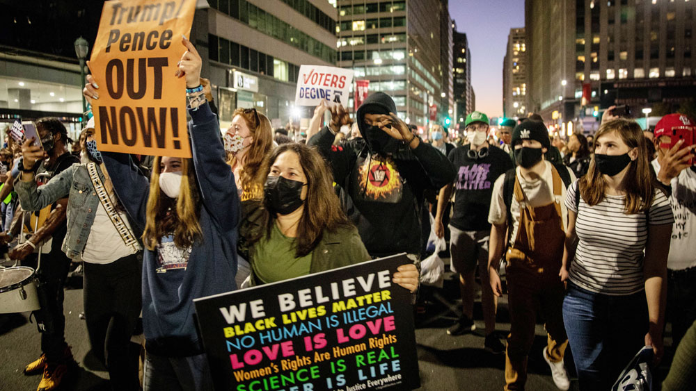 জো বাইডেন-কমলা হ্যারিস জুটির সাফল্যে স্বাভাবিক ভাবেই আত্মহারা হয়েছেন সমর্থকেরাও। সরকারি ভাবে ২৭০টি ইলেক্টোরাল কলেজের ভোট পকেটস্থ করার আগে থেকেই আমেরিকার বিভিন্ন প্রান্তে জয়ের আশায় বুক বাঁধতে শুরু করেছিলেন বাইডেন-সমর্থকেরা। পেনসিলভেনিয়ায় সরকারি ভাবে জয় ঘোষণার আগেই রাস্তায় নেমেছেন অনেকে। জয়ের পরও দেখা গিয়েছে ওই রাজ্যের ফিলাডেলফিয়ায় পোস্টার হাতে নেমে পড়েছেন সেখানকার নানা সম্প্রদায়ের বাসিন্দা।