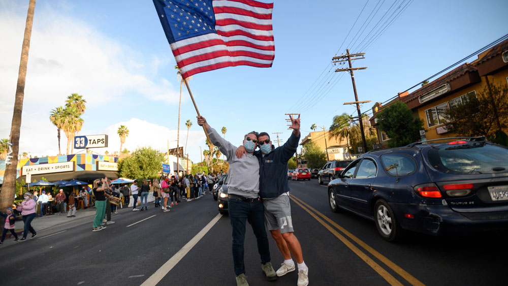 নির্বাচনের প্রচারে বেরিয়ে প্রথম থেকেই আমেরিকার সব মানুষের স্বার্থরক্ষার প্রতিশ্রুতি শোনা গিয়েছে বাইডেন-হ্যারিস জুটির মুখে। তার ফলও পেয়েছেন তাঁরা। দেশের সংখ্যালঘু বিভিন্ন সম্প্রদায়ের ভোটে পেয়েছেন বাইডেন-হ্যারিস। নয়া জুটির সাফল্যে লস এঞ্জেলসের রাস্তায় নেমে পড়েছেন উচ্ছ্বসিত সমর্থকেরা।
