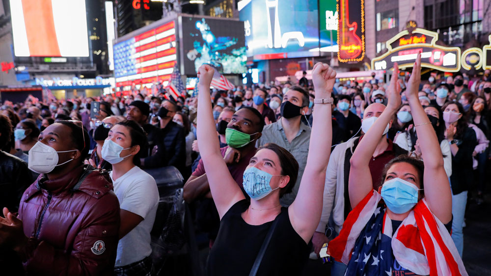 এ দিন বিজয়ীর ভাষণে একে অপরকে ফের একটা সুযোগ দেওয়ার কথা শোনা গিয়েছে বাইডেনের মুখে। বিরোধী রিপাবলিকানদের দিকেও হাত বাড়িয়ে দিয়েছেন তিনি। আমেরিকার রাস্তাতেই মিলেমিশে আনন্দে মেতেছেন আম জনতা।