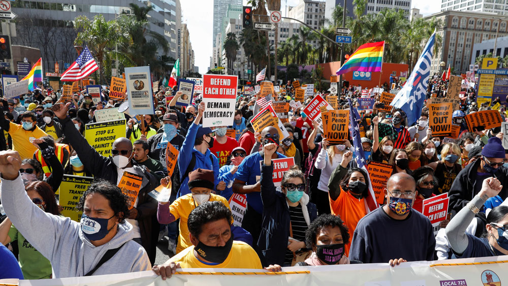 ব্যলটে যাঁরা সমর্থন জানাননি, তাঁদের হয়েও আগামী ৪ বছর কাজ করার অঙ্গীকার করতে শোনা গিয়েছে বাইডেনের কণ্ঠে। ডেলাওয়্যারের সভায় তাঁর ভাষণ শুনে আপ্লুত জনতা রব তুলেছে, বা-ই-ডে-ন।