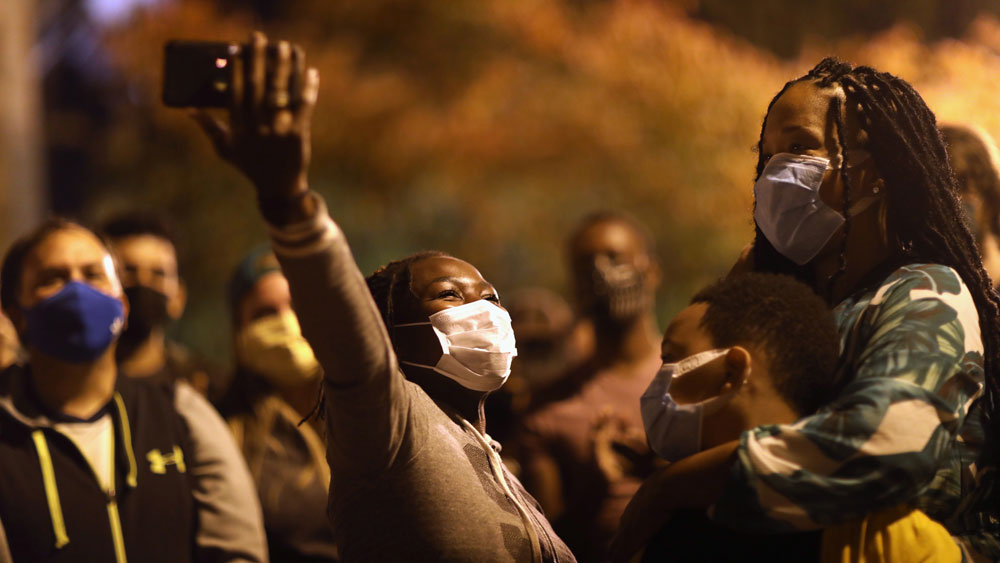 হোয়াইট হাউসের লড়াইয়ে তুঙ্গে ওঠার আগে আমেরিকার মাটিতে ঘটে গিয়েছে শ্বেতাঙ্গ পুলিশের হাতে কৃষ্ণাঙ্গ জর্জ ফ্লয়েডের খুনের ঘটনা। এতে আমেরিকার সমাজে নিহিত বর্ণবৈষম্যের নির্মম সত্য ফের প্রকাশ্যে এসে পড়েছে। গোটা বিশ্বের কাছে উত্তাল করা ওই ঘটনা নিয়ে ট্রাম্পের কণ্ঠে সহানুভূতি বা নিন্দার কোনওটাই শোনা যায়নি। অনেকের মতে, আমেরিকার কৃষ্ণাঙ্গদের সংগ্রামের দীর্ঘ ইতিহাসকেই যেন অবহেলা করা হয়েছে তাতে।