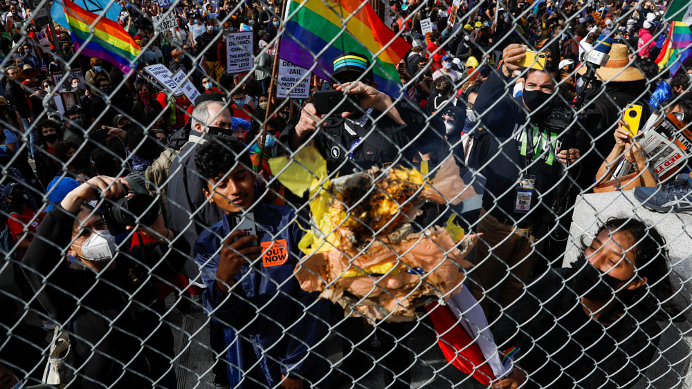 কমলা দেবী হ্যারিসকে ভাইস-প্রেসিডেন্ট পদপ্রার্থী করার মধ্যেই দিয়েই সমাজের একটি বড় অংশের কাছে যেন বার্তা দিতে চেয়েছেন বাইডেন। ভারতীয় বংশোদ্ভূত-আমেরিকান, এশীয়, হিসপ্যানিক, অভিবাসী অথবা এলজিবিটি সম্প্রদায়— সমাজের সকল পক্ষের হয়ে মুখ খুলেছেন বাইডেন-হ্যারিস জুটি।