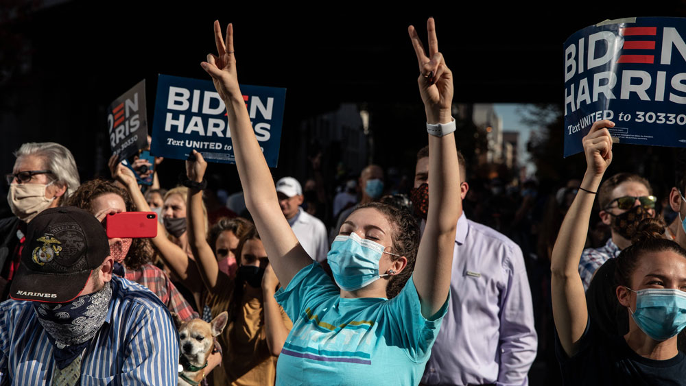 আমেরিকার প্রথম মহিলা ভাইস-প্রেসিডেন্ট হিসাবে নির্বাচিত হওয়ার পর আম জনতার উদ্দেশে কমলা হ্যারিস বলেছেন, ‘‘আশাভরসা, বিজ্ঞান, সংঘবদ্ধতা এবং সত্যকেই বেছে নিয়েছেন আপনারা।’’ এই ঘটনা যে আমেরিকার ইতিহাসে মাইলফলক হয়ে থাকবে, তা-ও মনে করছেন সমর্থকেরা।