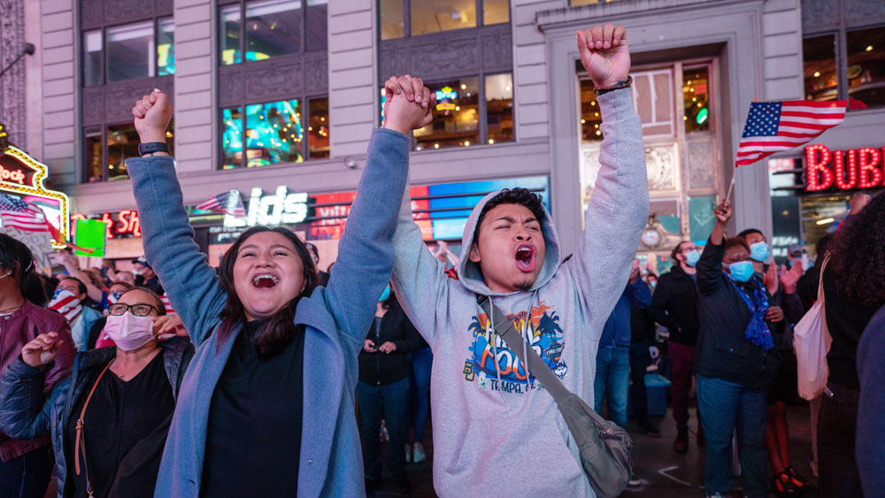 করোনার মতো অতিমারি নিয়ে ট্রাম্পের লাগামছাড়া মনোভাবও তাঁর বিপক্ষে গিয়েছে বলে মনে করছেন অনেকে। মাস্ক পরা নিয়ে তাঁর বিরূপ মনোভাব অথবা আমেরিকায় সংক্রমণে রাশ টানতে ব্যর্থতাকেই ডেমোক্র্যাটরা ভোট জয়ে হাতিয়ার করেছেন।