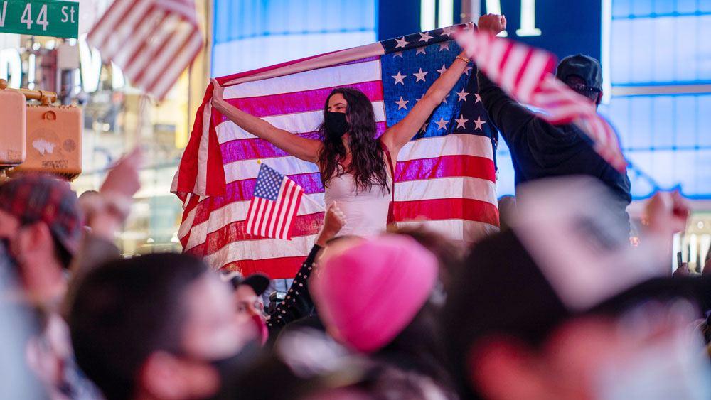 করোনা পরিস্থিতি সামলাতে ব্যর্থ ট্রাম্পের বদলে বাইডেন-হ্যারিস জুটি যে সমর্থ হবেন, সে ব্যাপারে আত্মবিশ্বাসী আমেরিকার ভাবী ভাইস-প্রেসিডেন্ট। আমেরিকা যে নতুন পথে চলতে প্রস্তুত, সে বিষয়েও আশাবাদী কমলা।