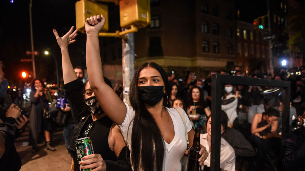 আমেরিকার নির্বাচন বিশ্লেষকদের একাংশের মতে, ট্রাম্পকে ধরাশায়ী করতে বাইডেনের হাতে ৫টি অস্ত্র কাজে এসেছে। তার মধ্যে অন্যতম হল, করোনা পরিস্থিতি সামলানো নিয়ে ২ নেতার দক্ষতা। ওয়াশিংটনের পিউ রিসার্ট সেন্টারের সমীক্ষায় দাবি, এ প্রসঙ্গে ভোটের আগে ট্রাম্পের থেকে ১৭ শতাংশ এগিয়ে ছিলেন বাইডেন।