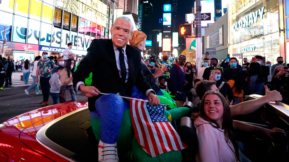 বাইডেনের জয়ের পথে কাজে এসেছে প্রতিষ্ঠান বিরোধী হাওয়াও। ৪ বছরে মেরুকরণের রাজনীতি, সামাজিক বিশৃঙ্খলা, সংখ্যালঘু সম্প্রদায়ের প্রতি বিদ্বেষের মনোভাবের জবাবে বিরোধী পক্ষকে নিজেদের শত্রু না ভাবার বাইডেনের নীতির প্রশংসা করেছেন অনেকেই। ব্যালটের তারই প্রতিফলন ঘটেছে বলে মনে করছেন রাজনৈতিক বিশ্লেষকদের একাংশ।