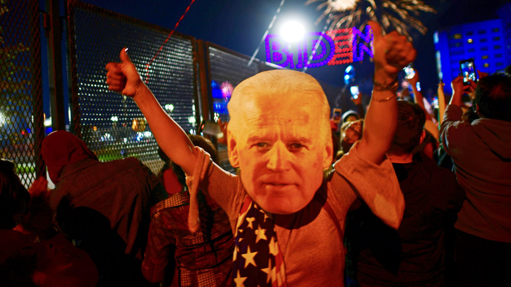 উদারনীতির বদলে মধ্যপন্থার পথ বেছে নেওয়াটাও বাইডেনের জয়ের পথ মসৃণ করেছে বলে মনে করছেন নির্বাচন বিশ্লেষকদের একাংশ। স্বাস্থ্যব্যবস্থায় সরকারি হস্তক্ষেপ বা বিনামূল্যে কলেজ শিক্ষাদানের মতো নীতি বেছে নেননি বাইডেন। এর ফলে সমাজের একটি বড় অংশের কাছে তাঁর গ্রহণযোগ্যতাও বেড়েছে।