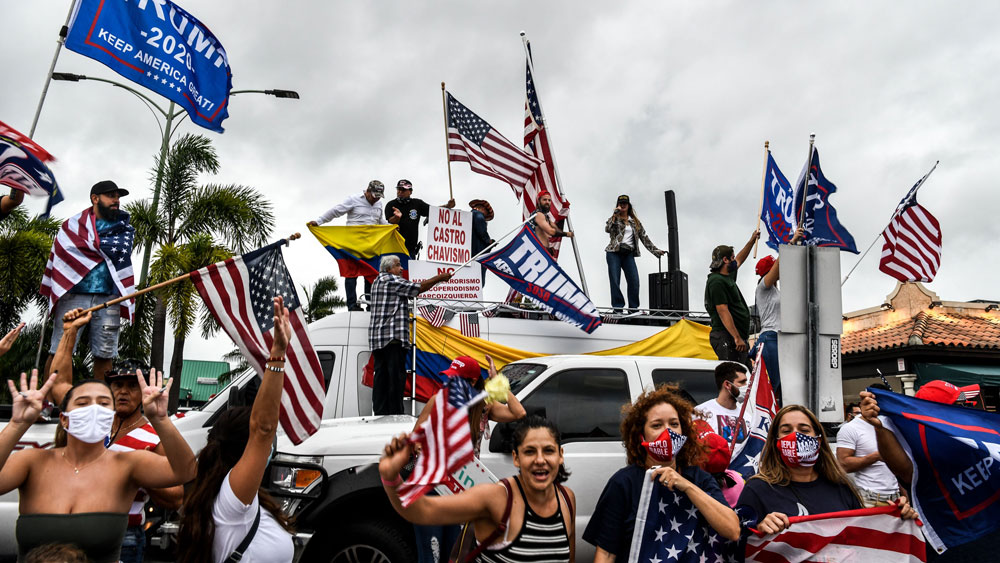 ডোনাল্ড ট্রাম্পের থেকে হোয়াইট হাউস ছিনিয়ে নিলেও বিরোধী পক্ষকে শত্রু ভাবতে নারাজ জো বাইডেন। বরং জেতার পর প্রথম ভাষণেই বিভাজনের রাজনীতিকে দূরে ঠেলে সংঘবদ্ধ হওয়ার অঙ্গীকার শোনা গিয়েছে তাঁর কণ্ঠে। ডেমোক্র্যাটদের নীল বা রিপাবলিকানদের লাল রঙে রাঙানো কতগুলি রাজ্য নয়, আমেরিকাকে অখণ্ড রাষ্ট্র হিসাবেই দেখেন বলেও জানিয়েছেন জোসেফ রবিনেট বাইডেন জুনিয়র।
