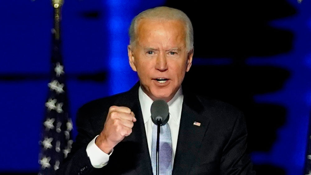 শুধুমাত্র সমর্থকেরাই নন, রানিং মেট হিসাবে একজন মহিলাকে বেছে নেওয়ার জন্য বাইডেনের সাহসের তারিফ করেছেন কমলাও।