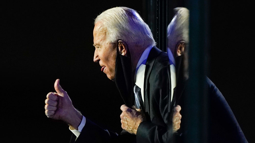 নির্বাচনী ফলাফল নিয়ে ট্রাম্পের বেপরোয়া মনোভাবকে বিশেষ গ্রাহ্যের মধ্যে আনছেন না ডেমোক্র্যাটরা। বিজয়ীর ভাষণ দিতে গিয়ে সমর্থকদের পাশাপাশি মুহূর্তের জন্য হলেও বাইডেনকেও দেখা গিয়েছে হাল্কা মেজাজে।