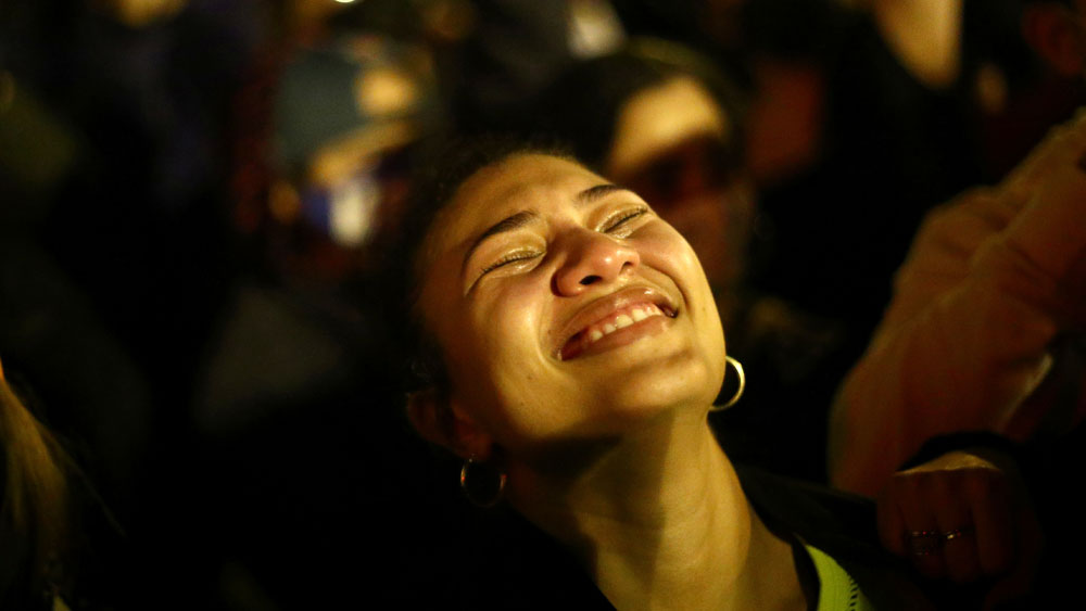 বাইডেন-হ্যারিস জুটি যে আমেরিকাকে নয়া উচ্চতায় নিয়ে যাবে, সে বিষয়ে আত্মবিশ্বাসী বহু সমর্থক। ডেলাওয়্যারে বহু দর্শকের চোখে দেখা গিয়েছে আনন্দাশ্রু। ছবি: গেটি ইমেজেস, রয়টার্স এবং এএফপি।