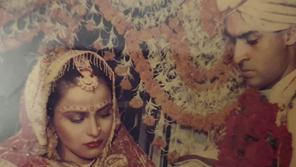 ১৯৬১ সালে মুম্বইয়ে জন্ম অভিনেত্রী নুতনের ছেলে মোহনীশের। অভিনেত্রী একতা সোহিনি তাঁর স্ত্রী। ২৭ বছরের বিবাহিত জীবনে তাঁদের দুই সন্তান।