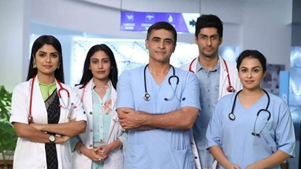 নয়ের দশকে তিনি খুবই জনপ্রিয় হয়ে উঠেছিলেন। প্রচুর ফিল্মের অফার পেতে শুরু করেন। এমন সময়ও ছিল যখন সলমন খানের চেয়েও তাঁর হাতে বেশি ফিল্মের অফার ছিল। বহু ফিল্মে তিনি সলমনের দাদার ভূমিকায় অভিনয় করেছেন।