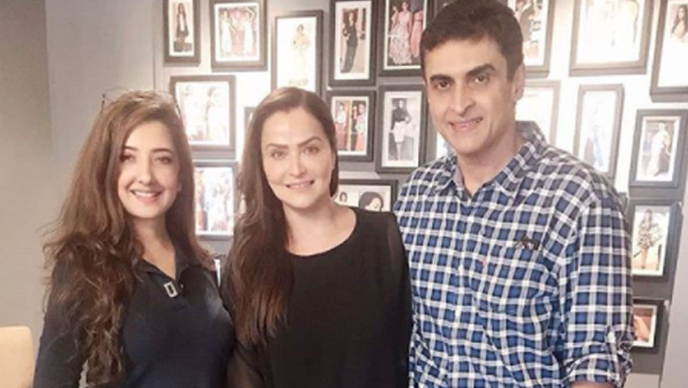 আরও একটি কারণ, ইন্ডাস্ট্রিতে প্রচুর স্টার কিড চলে এসেছে। ফলে প্রতিযোগিতাও অনেক বেড়ে গিয়েছে। ফিল্মে নতুন মুখ নেওয়ার একটা ট্রেন্ডও চলছে। এ সব কারণেই হাতে খুব একটা কাজ নেই মোহনীশের।