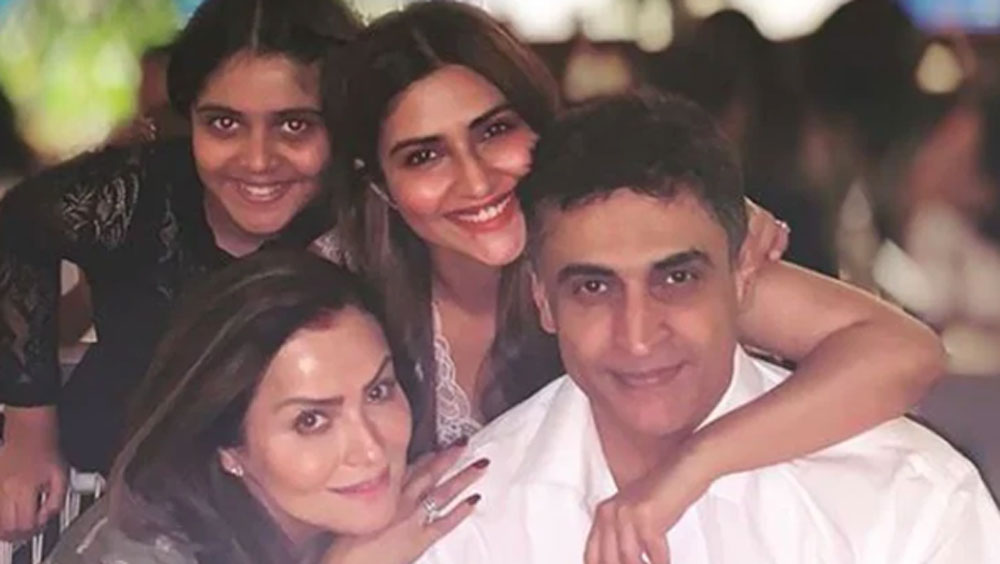 তবে আজীবন বিতর্ক থেকে দূরে থাকা মোহনীশ তাতে খুব একটা বিচলিত নন। স্ত্রী এবং সন্তানদের নিয়ে ব্যস্ত সময়ই কাটাচ্ছেন তিনি। পাশাপাশি টেলিভিশনেও সমানতালে কাজ করে চলেছেন।