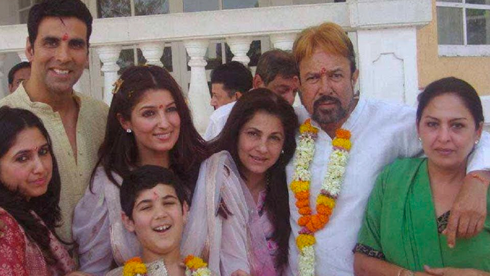 ‘স্টার কিড’দের পরিচিত জৌলুস থেকে অনেক দূরে ছিলেন তাঁরা। শ্যুটিং সেটেও মেয়েদের নিয়ে যাওয়া পছন্দ করতেন না রাজেশ এবং ডিম্পল। জানিয়েছেন রিঙ্কি।