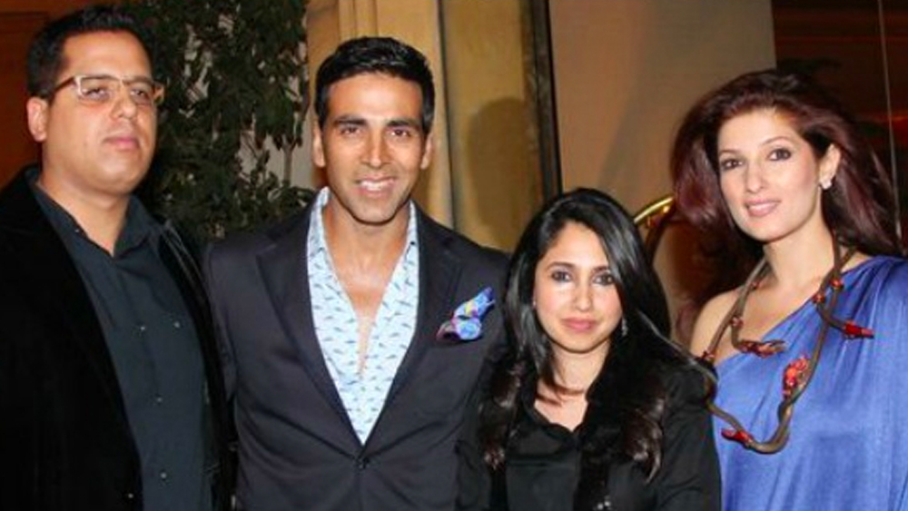 মা এবং দিদির সঙ্গে তাঁর সম্পর্ক খুবই ভাল। কিন্তু প্রকাশ্য অনুষ্ঠানে ডিম্পল এবং টুইঙ্কলের সঙ্গে তাঁকে কমই দেখা যায়। বরং, মাসি টুইঙ্কলের সঙ্গে নাওমিকাকে অনেক বেশি দেখা যায় বিভিন্ন জায়গায়।