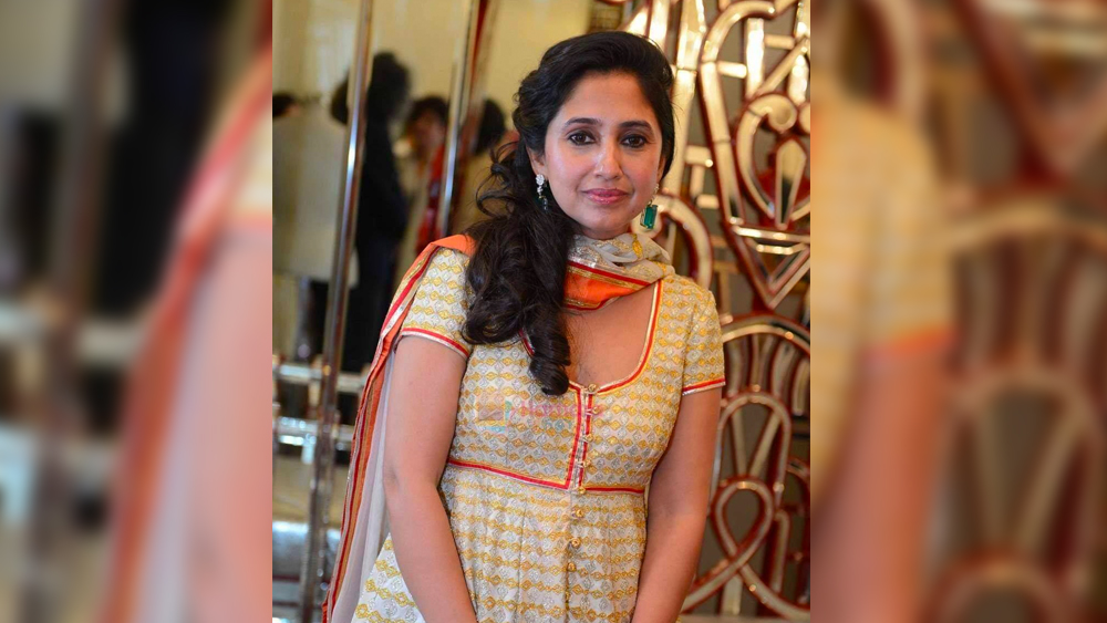 তাঁর নায়িকা হওয়ার সিদ্ধান্তে প্রাথমিক ভাবে আপত্তি ছিল বাবা মা দু’জনেরই। জানিয়েছেন রিঙ্কি। তবে পরবর্তী সময়ে রিঙ্কিকে তাঁর কেরিয়ারে উৎসাহই দিয়েছেন। কিন্তু একটা সময়ের পরে রিঙ্কিই ঠিক করেন এ বার লাইট ক্যামেরা সাউন্ডের দুনিয়াকে বিদায় জানানোর সময় এসেছে।