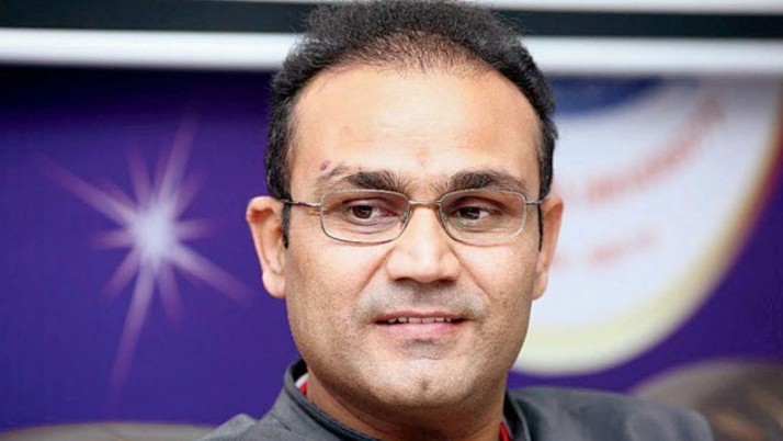 আটের দশকে এক তুতো দাদার বিয়ে উপলক্ষে বরযাত্রী গিয়েছিলেন সহবাগ। বিয়েবাড়িতেই আলাপ আরতির সঙ্গে। আরতির এক আত্মীয়া ছিলেন বিয়ের পাত্রী। সে সময় সহবাগের বয়স ছিল ৭। অন্য দিকে আরতি তখন ৫ বছরের বালিকা। বিয়ের অনুষ্ঠানে আরতি ছিলেন সহবাগের দুষ্টুমি আর খেলার সঙ্গী।