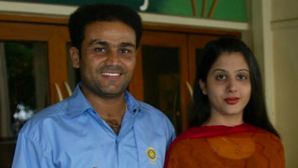 এর পর বিভিন্ন পারিবারিক অনুষ্ঠানে প্রায়ই দেখা হতে থাকে সহবাগ এবং আরতির। সময়ের সঙ্গে সঙ্গে অন্য দিকে ঘুরতে থাকে তাঁদের সম্পর্ক। ক্রমশ সহবাগ বুঝতে পারেন আরতির প্রতি তাঁর বিশেষ অনুভূতি।