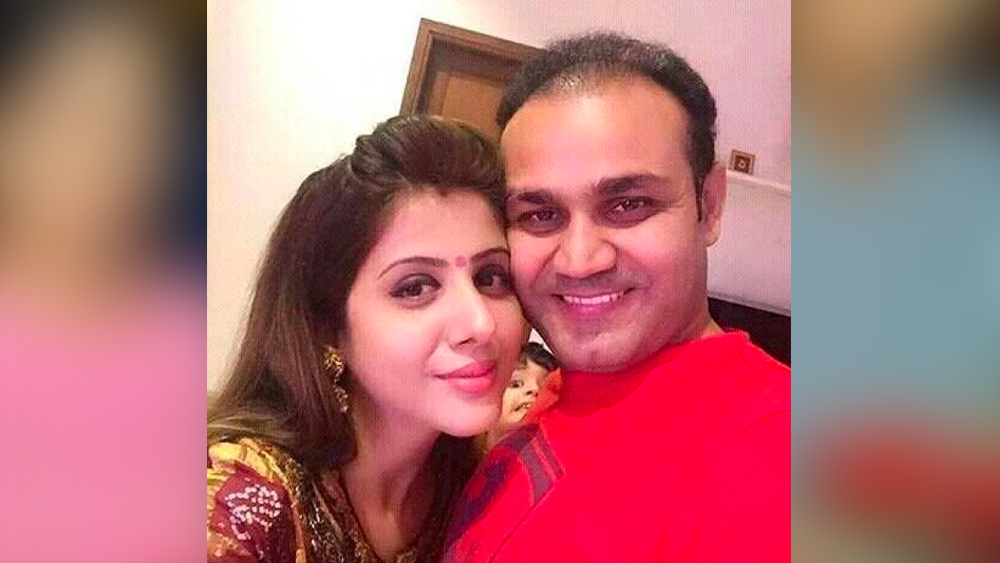 তাঁদের জেদের কাছে অবশেষে হার মানতে বাধ্য হয় দুই পরিবার। ২০০৪-এর ২২ এপ্রিল বিয়ে হয়ে যায় বীরেন্দ্র সহবাগ এবং আরতি অটওয়ালের।