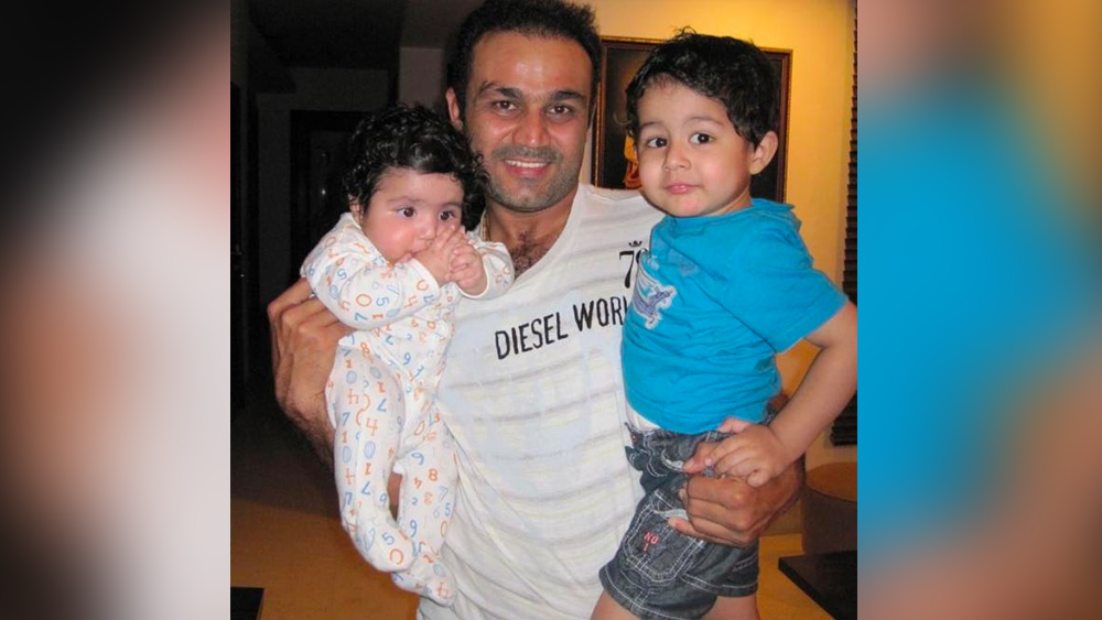 ২০০৭ সালে সহবাগ-আরতির প্রথম সন্তান আর্যবীরের জন্ম। ৩ বছর পরে জন্ম ছোট ছেলে বেদান্তের।