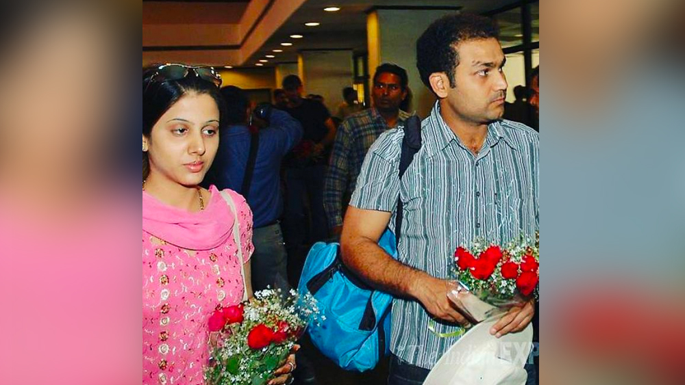 আরতি যখন প্রেমের প্রস্তাবে রাজি হয়েছিলেন, তখনও তাঁর প্রেমিক ‘বীরেন্দ্র সহবাগ’ হননি। সবে সুযোগ পেয়েছেন জাতীয় দলে। তার পর থেকে জীবনের সব ওঠাপড়ায় সহবাগের পাশে থেকেছেন আরতি।