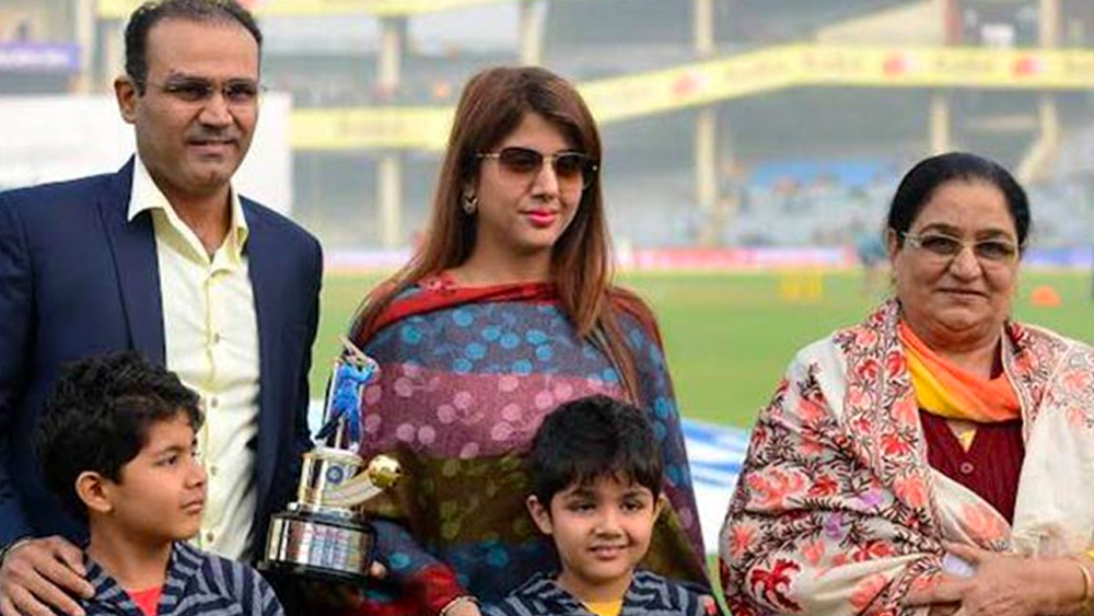 কিন্তু ক্রিকেট খেলতে গিয়ে শুরুতেই দাঁত ভেঙে বসলেন সহবাগ! তখন তাঁর বয়স মাত্র ১২। বাড়িতে বাবা বললেন, ক্রিকেট খেলা বন্ধ। খেলা চালিয়ে যেতে মায়ের দ্বারস্থ হন সহবাগ। শেষে স্ত্রীর কথায় রাজি হলেন সহবাগের বাবা। ক্রিকেটার জীবনে ছেদ পড়ল না সহবাগের।