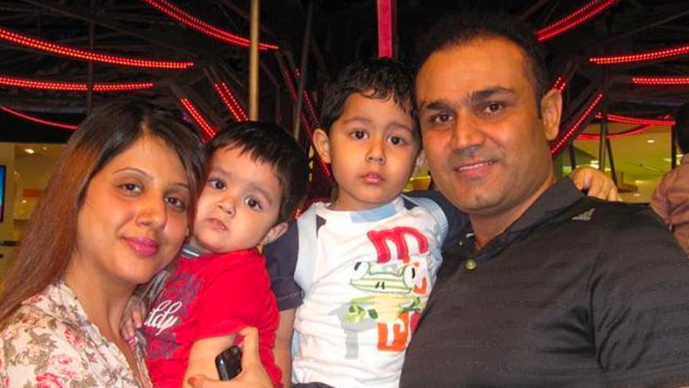 ক্রিকেট মাঠের মতো সোশ্যাল মিডিয়াতেও জনপ্রিয় সহবাগ। ক্রিকেটার হিসেবে কী পেলেন, কী পেলেন না, সেই হিসেব কষতে বসেন না। প্রতি মুহূর্তই তাঁর কাছে উপভোগ্য।