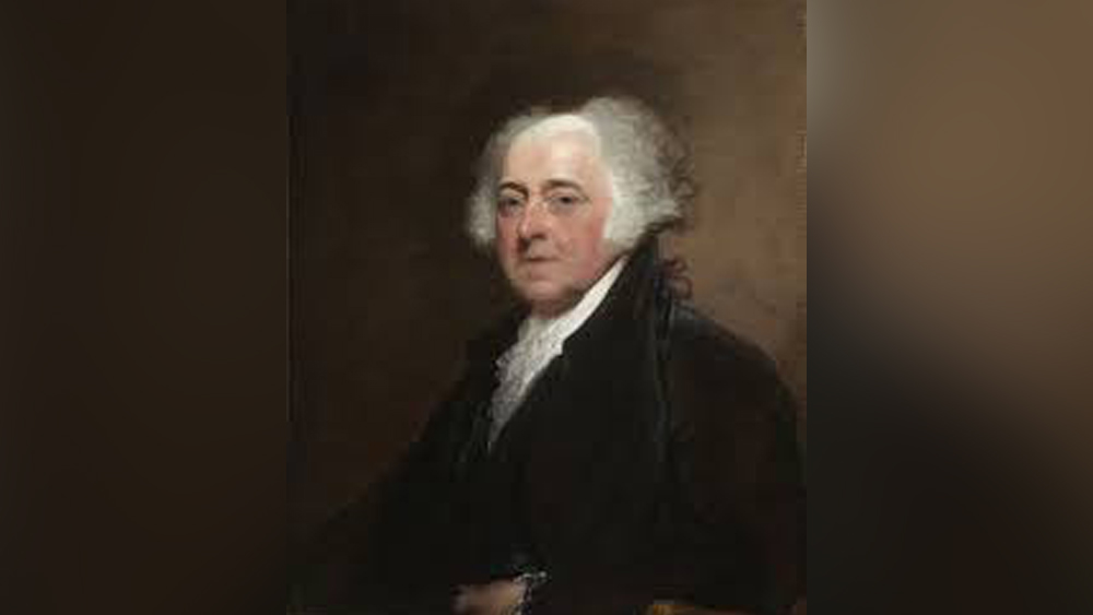 ১৮০০ খ্রিস্টাব্দের ১ নভেম্বর আমেরিকার দ্বিতীয় প্রেসিডেন্ট জন অ্যাডামস প্রথম বার এই ভবনে থাকতে শুরু করেন। ১৮১২ খ্রিস্টাব্দে গ্রেট ব্রিটেন এবং তার সহযোগী দেশগুলির বিরুদ্ধে আমেরিকার যুদ্ধ শুরু হয়। যুদ্ধের জেরে ১৮১৪ খ্রিস্টাব্দে এই ভবনে আগুন লাগিয়ে দেয় ব্রিটিশ বাহিনী।