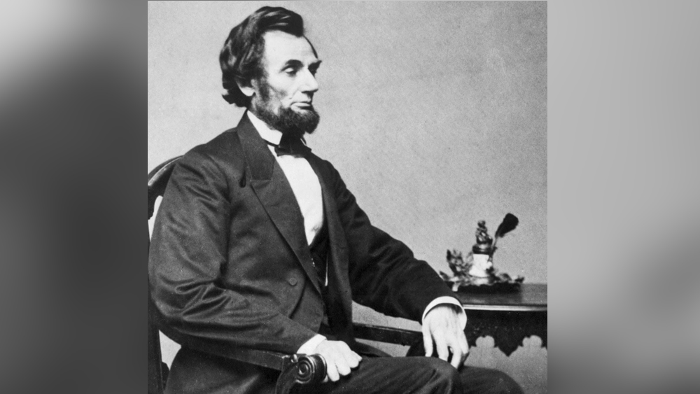 অন্যান্য ঐতিহাসিক ভবনের মতো হোয়াইট হাউসের সঙ্গেও জুড়ে গিয়েছে ভৌতিক তকমা। অনেকেরই দাবি, এই বাড়িতে আমেরিকার ষোড়শ প্রেসিডেন্ট প্রয়াত আব্রাহাম লিঙ্কনের অশরীরী আত্মার উপস্থিতি টের পাওয়া গিয়েছে।