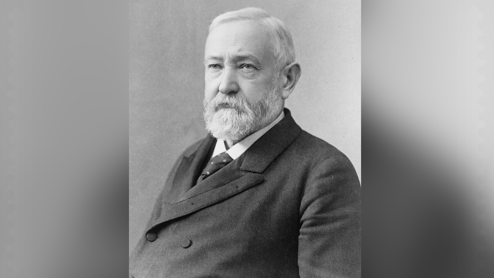 ১৮৯১ খ্রিস্টাব্দ অবধি হোয়াইট হাউস আলোকিত হত গ্যাসবাতিতে। প্রথম বিদ্যুৎ সংযোগ এসেছিল ২৩তম প্রেসিডেন্ট বেঞ্জামিন হ্যারিসনের সময়ে। তবে তিনি এই পরিবর্তন নিয়ে বেশ সন্দিহান ছিলেন। তড়িদাহত হওয়ার ভয় পেতেন। এতটাই আতঙ্কিত থাকতেন যে, তিনি নিজে কোনও দিন সুইচ স্পর্শ করেননি!