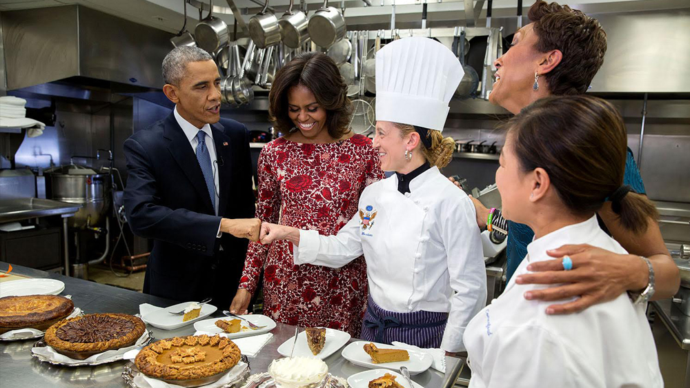 আমেরিকার কয়েক জন সেরা রন্ধনশিল্পীর দায়িত্বে পরিচালিত হয় হোয়াইট হাউসের রান্নাঘর। একসঙ্গে ১ হাজারের বেশি অতিথিকে পরিবেশন করার জন্য সব সময় প্রস্তুত এই পাকশাল। দৈনন্দিন রান্না তৈরি হয় অবশ্য বসবাসকারী প্রেসিডেন্টের পছন্দ অনুযায়ীই।