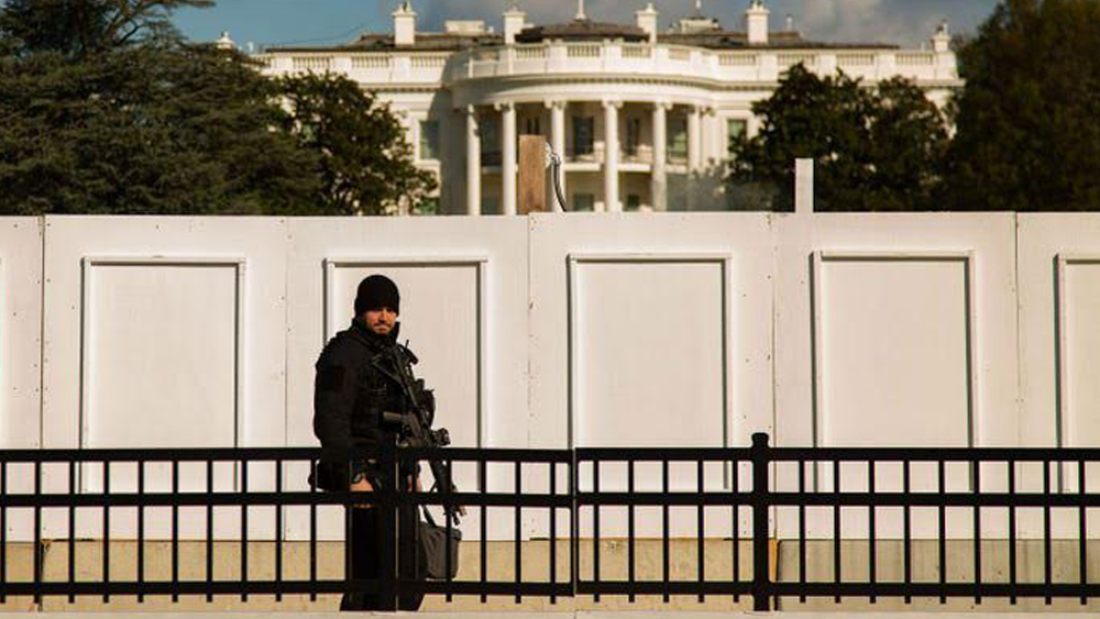 প্রাক্তন প্রেসিডেন্ট ট্রুম্যান এই বাড়িকে বলতেন ‘সাদা কারাগার’। প্রাক্তন ফার্স্ট লেডি জুলি নিক্সনের কাছে আবার এই বাসভবনে প্রাইভেসির অভাব আছে বলে মনে হত। সব সময় নিরাপত্তারক্ষী এবং সংবাদ মাধ্যমের উপস্থিতিতে ব্যক্তি স্বাধীনতা বিঘ্নিত হত বলে তাঁর ধারণা।