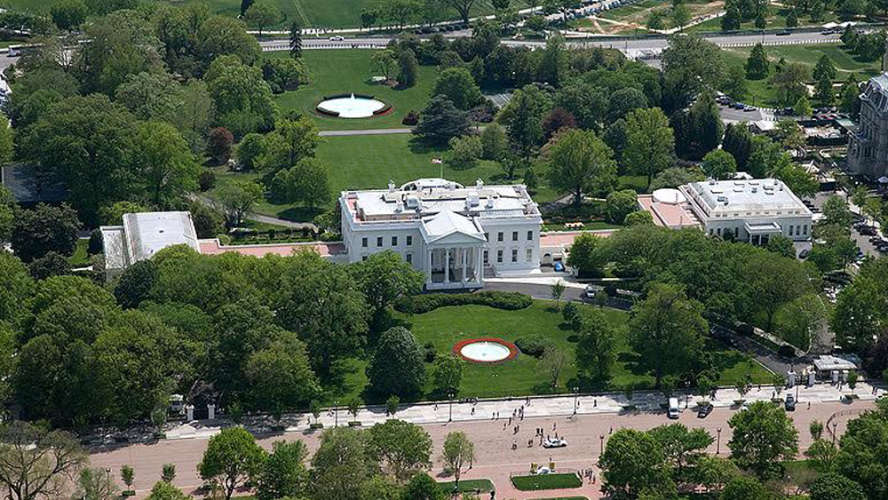 বছরভরই চলতে থাকে হোয়াইট হাউসের মেরামতি। সেই পর্বে অন্যতম হল এই ভবনের সাদা রং বজায় রাখা। সতর্ক নজর থাকে, যাতে কোনও ভাবেই এই ভবনের নামকরণ তার অর্থ হারিয়ে না ফেলে। ভবনের ৫৫ হাজার বর্গ ফুট অংশ সাদা রং করতে প্রতি বার প্রয়োজন হয় ৫৭০ গ্যালন রঙের। প্রতি বছর সাড়ে ৭ লক্ষ ডলার থেকে ১৬ লক্ষ ডলার খরচ হয় হোয়াইট হাউসের রক্ষণাবেক্ষণে।