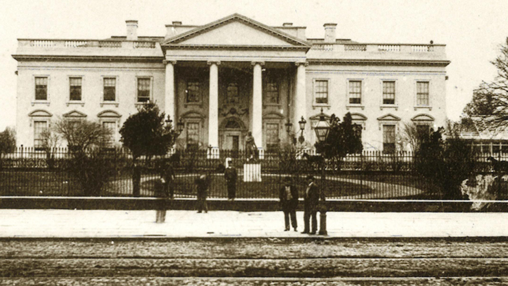 বাকি সব হাই প্রোফাইল ভবনের মতো হোয়াইট হাউসেও গোপন প্রবেশপথ আছে। হোয়াইট হাউসের বেসমেন্ট থেকে সেই গোপনপথ শুরু হয়ে অন্য প্রান্ত গিয়ে খুলেছে ওয়াশিংটন ডিসি-র এইচ স্ট্রিটে। দ্বিতীয় বিশ্বযুদ্ধের সময় এই গোপন সুড়ঙ্গ তৈরি হয়। পাশাপাশি তৈরি হয় হোয়াইট হাউসের নীচে বম্ব শেল্টার।