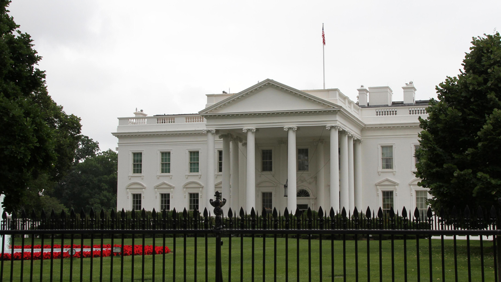 শৌর্য এবং গরিমার প্রতীক হোয়াইট হাউস তৈরি হয়েছিল অ্যাফ্রো এশিয়ান ক্রীতদাসদের দিয়ে। সেই ইতিহাস যে তাঁকে পীড়িত করত, বার বার সে কথা স্মৃতিচারণায় বলেছেন মিশেল ওবামা। ( ছবি: আর্কাইভ এবং সোশ্যাল মিডিয়া )