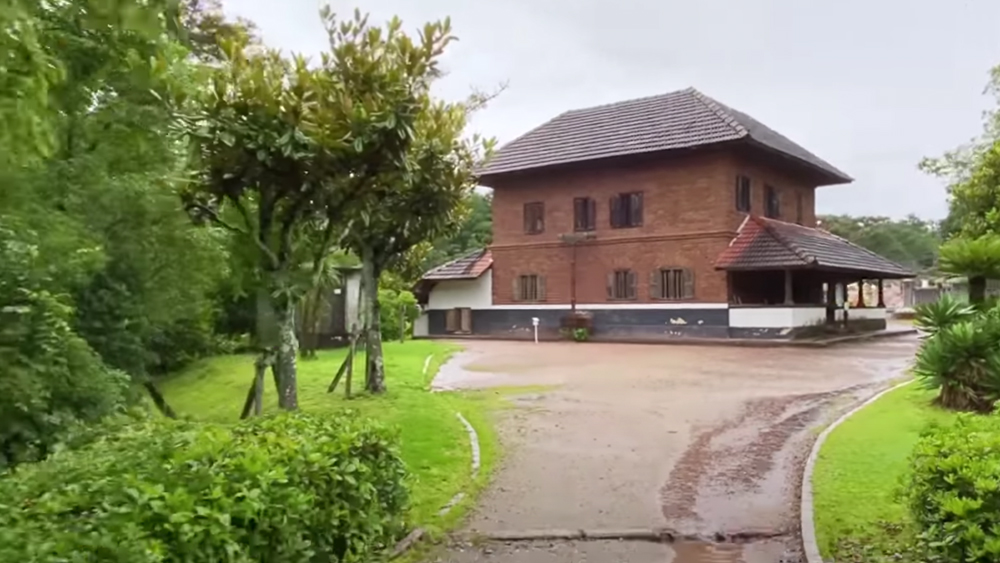 ওই গ্রামে পা রাখলেই প্রথমে চোখে পড়বে ঐতিহ্যবাহী টালির ছাদের দোতলা বাড়ি। পাশে রয়েছে চায়ের দোকান এবং পুকুর।