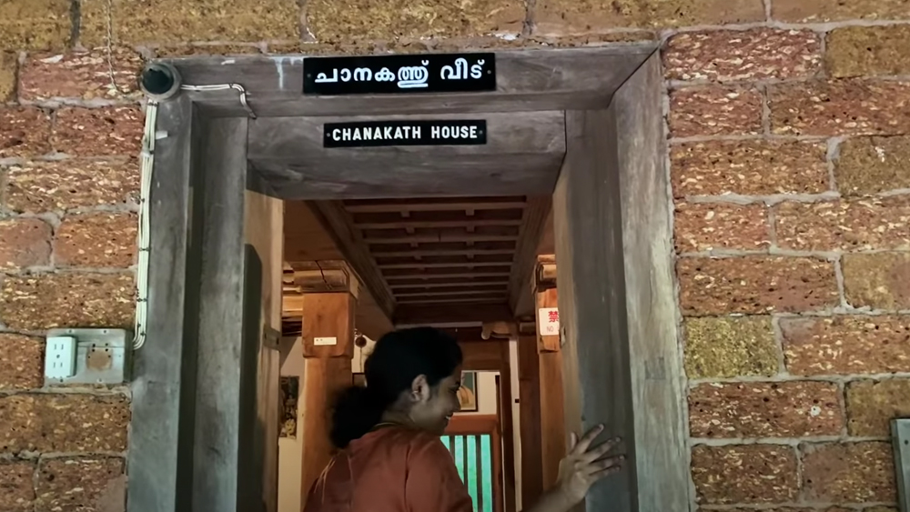 ইট দিয়ে বানানো হয়েছে বাড়িটি। নাম রাখা হয়েছে চানাকাথ হাউস। বাড়িটিতে রয়েছে একটি লম্বা বারান্দা। সামনে খোলামেলা উঠোন, আলাদা রান্নাঘর এবং একটি শোওয়ার ঘর রয়েছে।