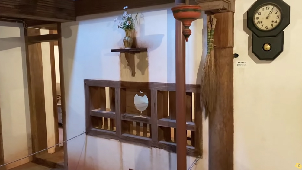 বাড়ির ভিতরটাও সাজানো হয়েছে কেরলের কথা মাথায় রেখেই। আর তার জন্য যাবতীয় প্রয়োজনীয় জিনিস সরাসরি কেরল থেকেই নিয়ে আসা হয়েছে এখানে।