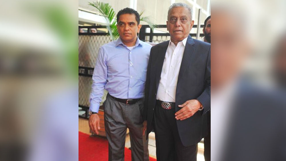 ফিরোজের জন্ম ১৯৬৫ সালের ১৯ মার্চ, মুম্বইয়ে। তাঁর বাবাও ছিলেন প্রযোজক। আট এবং নয়ের দশকে তাঁর হাত ধরে বিস্তৃত হয় পারিবারিক ব্যবসা।