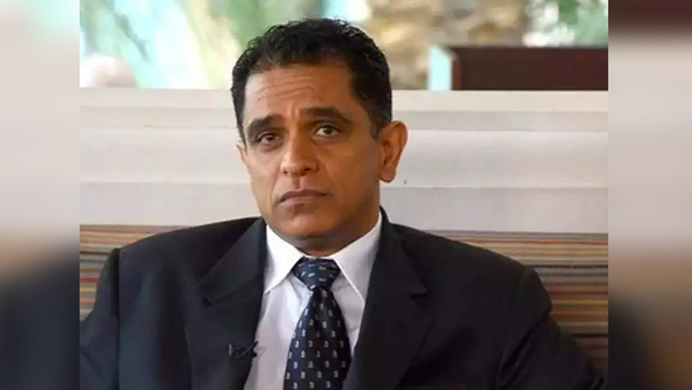 কিন্তু সে সময় তাঁর কাছে অত টাকা দেওয়ার জন্য ছিল না বলে দাবি করেন ফিরোজ। পরিচালক-প্রযোজকের বিবাদ গড়িয়েছিল অনেক দূর। শেষ অবধি আর এক প্রযোজক সুনীল লুল্লা মধ্যস্থতা করেছিলেন দু’জনের মধ্যে। তবে এই ঘটনায় তাঁর বিরুদ্ধে সব অভিযোগ অস্বীকার করেন আনিস।